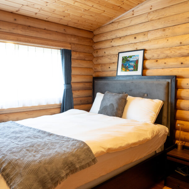 ヴィラ ハレノアの寝室とクイーンベッド / Queen bed in a Villa Hale Noa bedroom